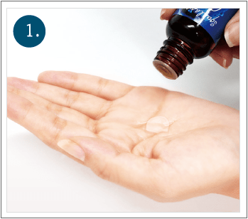 1.たっぷりの化粧水のあと、オイルを適量( 目安1滴 )手のひらに垂らしてください。
